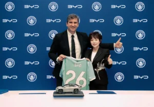 Ferran Soriano, CEO do City Football Group e Stella Li, Vice-Presidente Executiva da BYD
