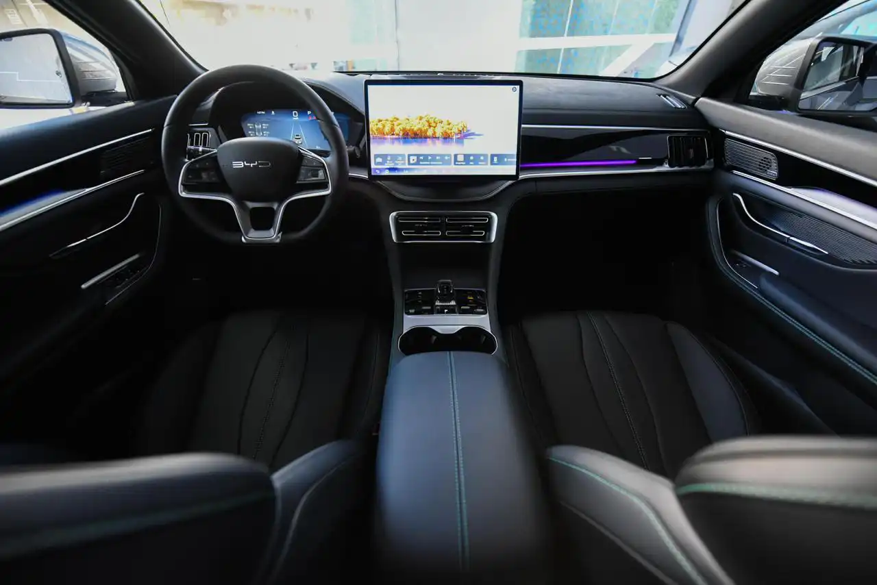 BYS Atto 8 2026 interior e painel