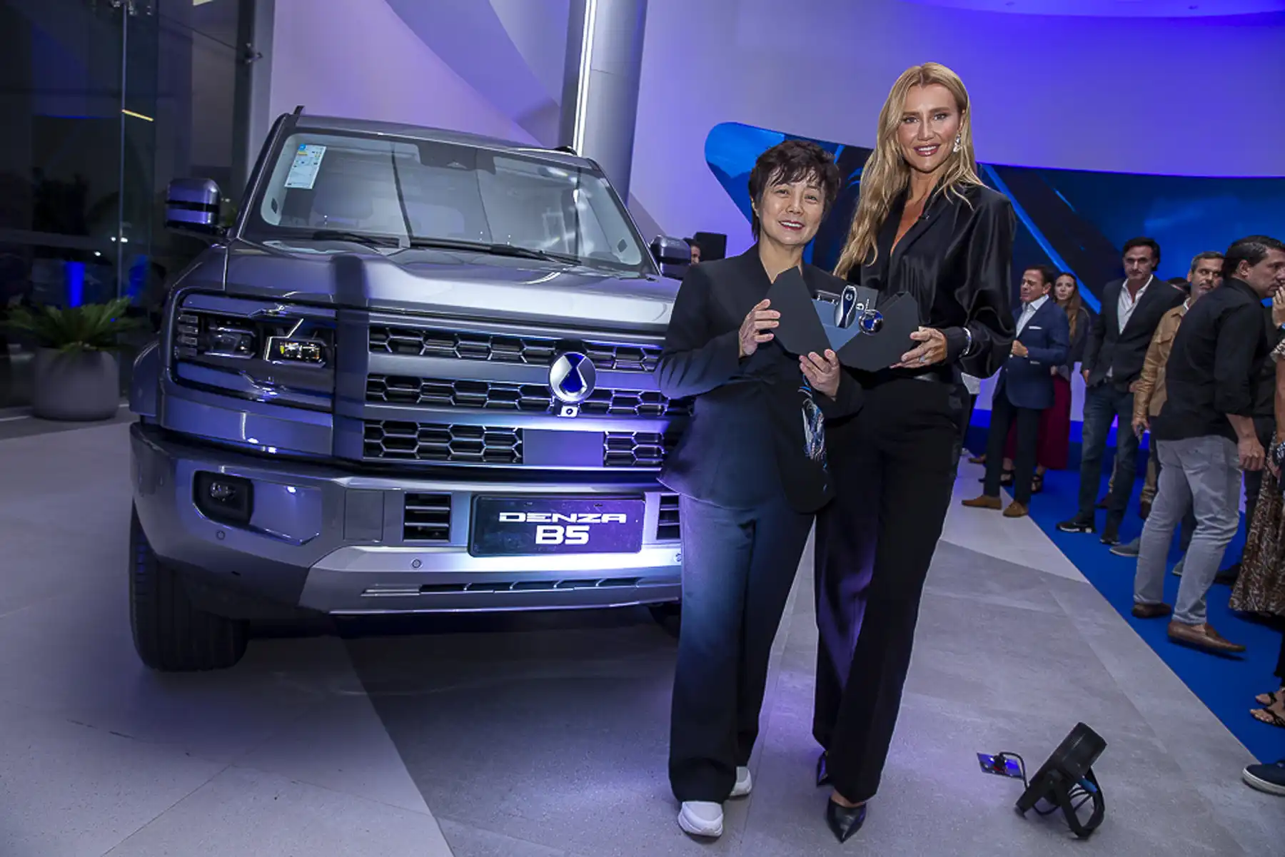 Stella Li da BYD e Ana Paula Siebert Justus no lançamento da Denza