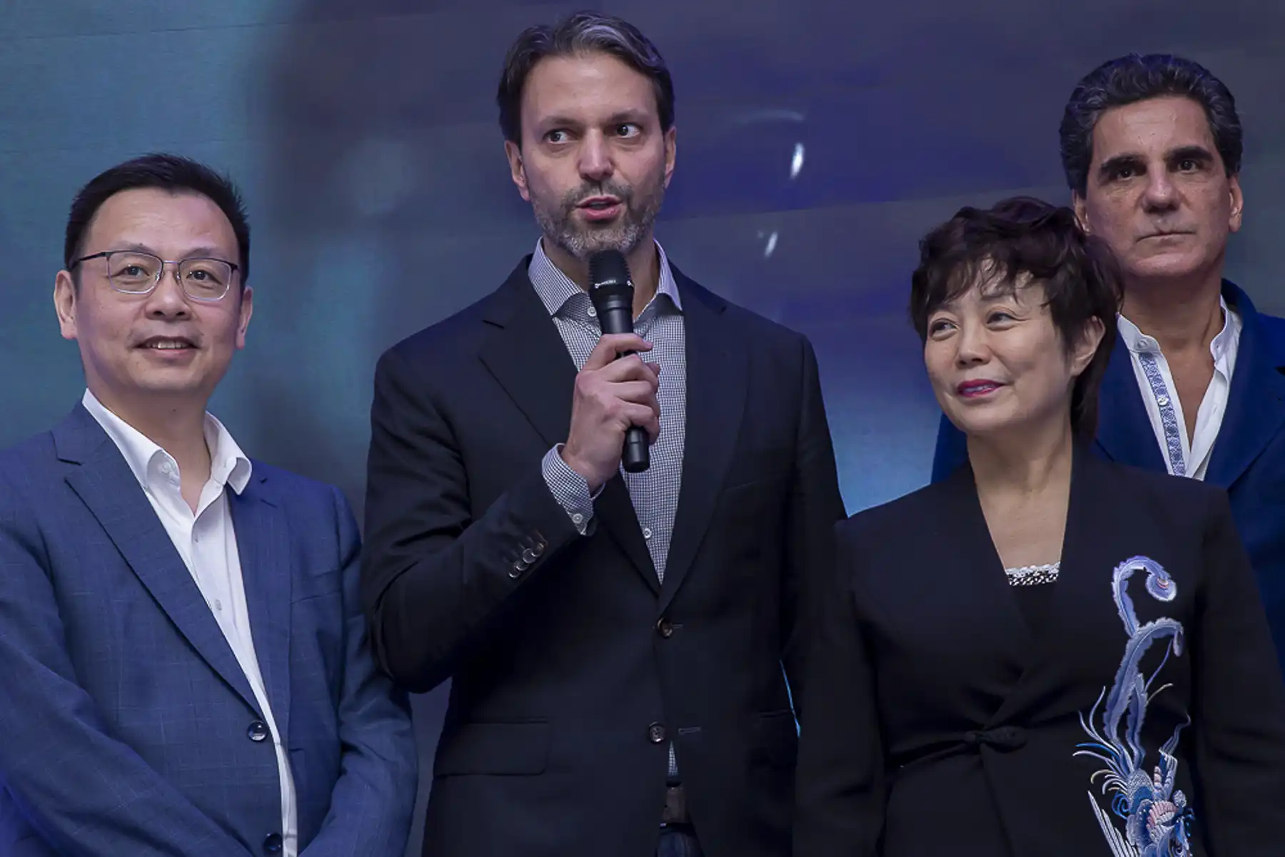 Stella Li da BYD e Alexandre Baldy no concessionário Denza no Rio de Janeiro