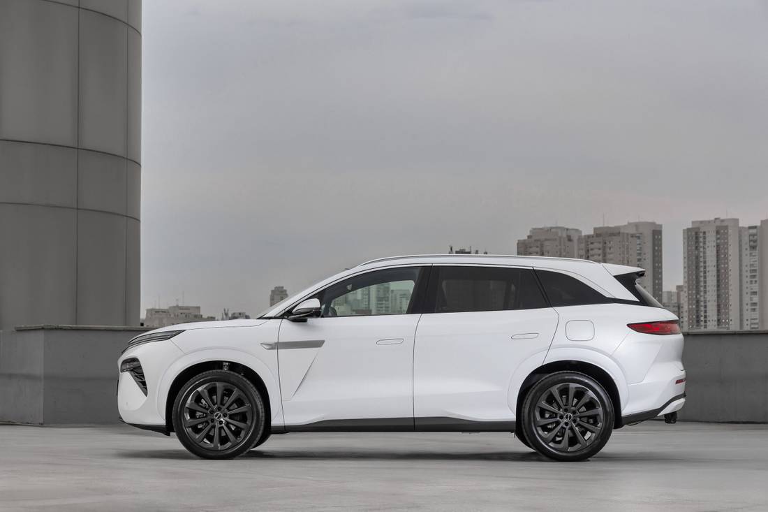 BYD Atto 8 Lateral