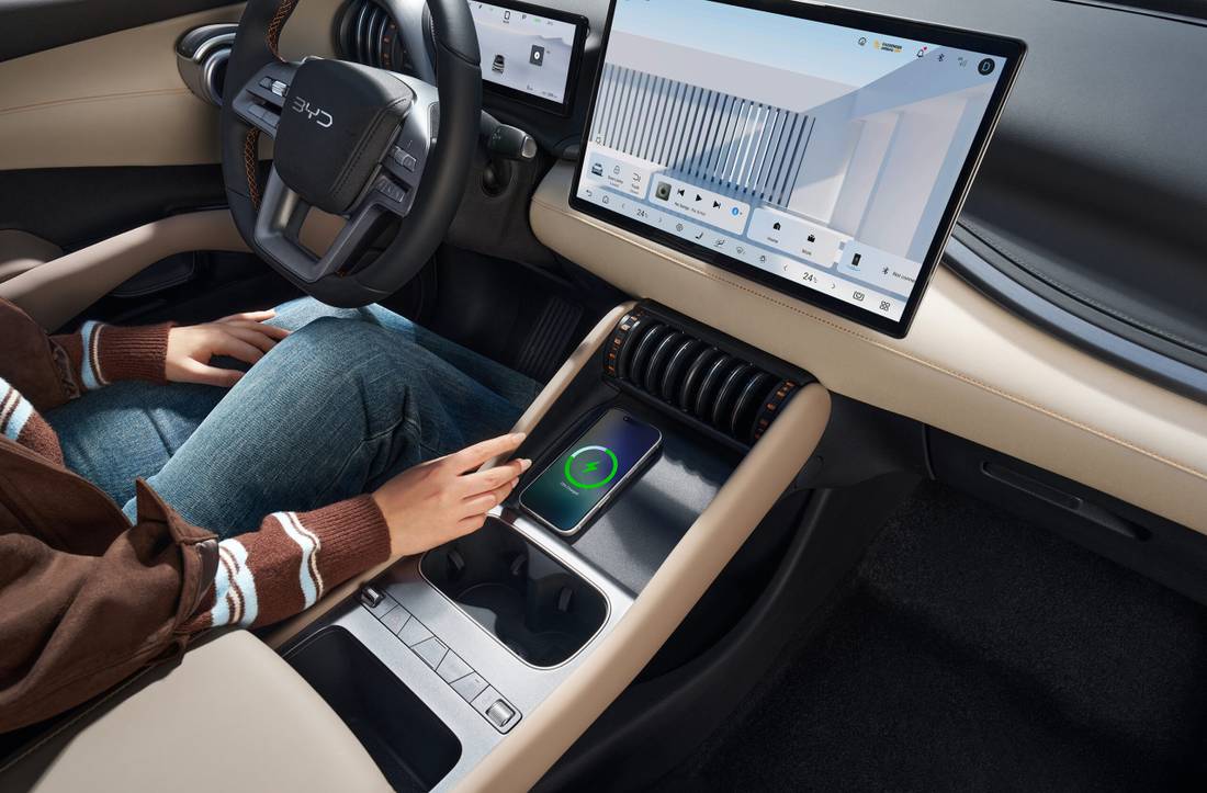 Yuan Plus Int. Painel Console